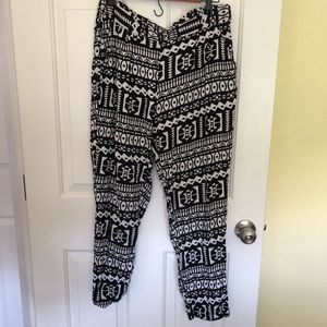 Rue 21 Joggers Size Large Print